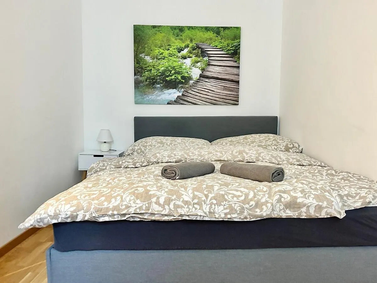 Calm & Sunny Apartment With Free Parking contacts